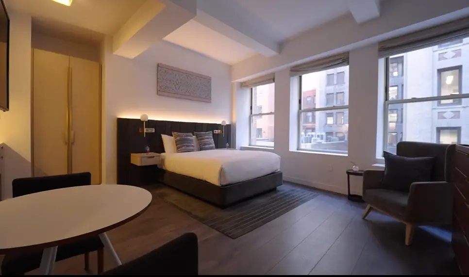 17John: Classic Queen Studio Apartment